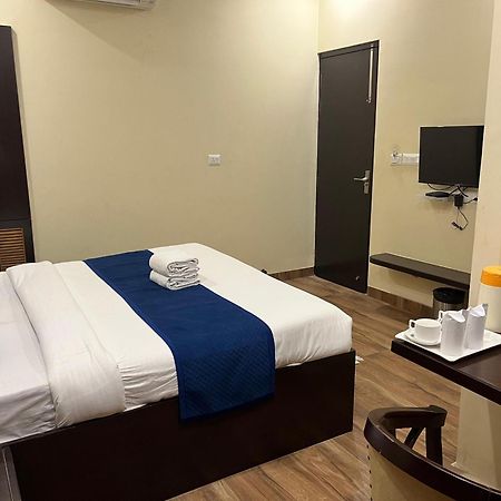 Hotel Mayur Palace Агра Экстерьер фото