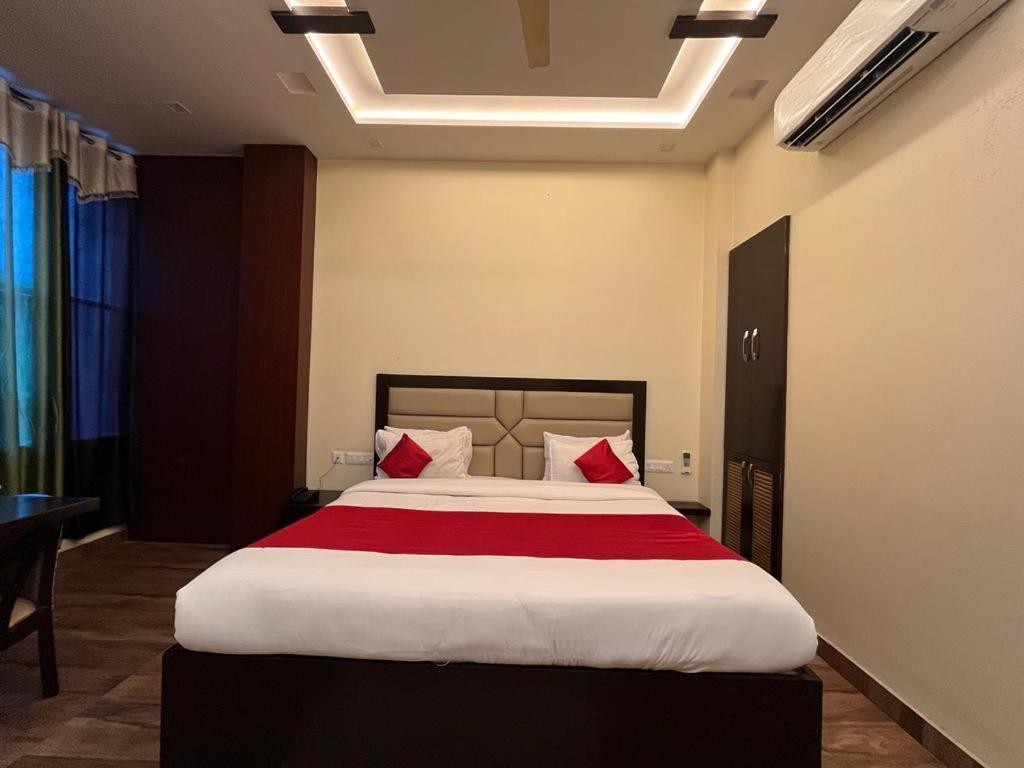 Hotel Mayur Palace Агра Экстерьер фото