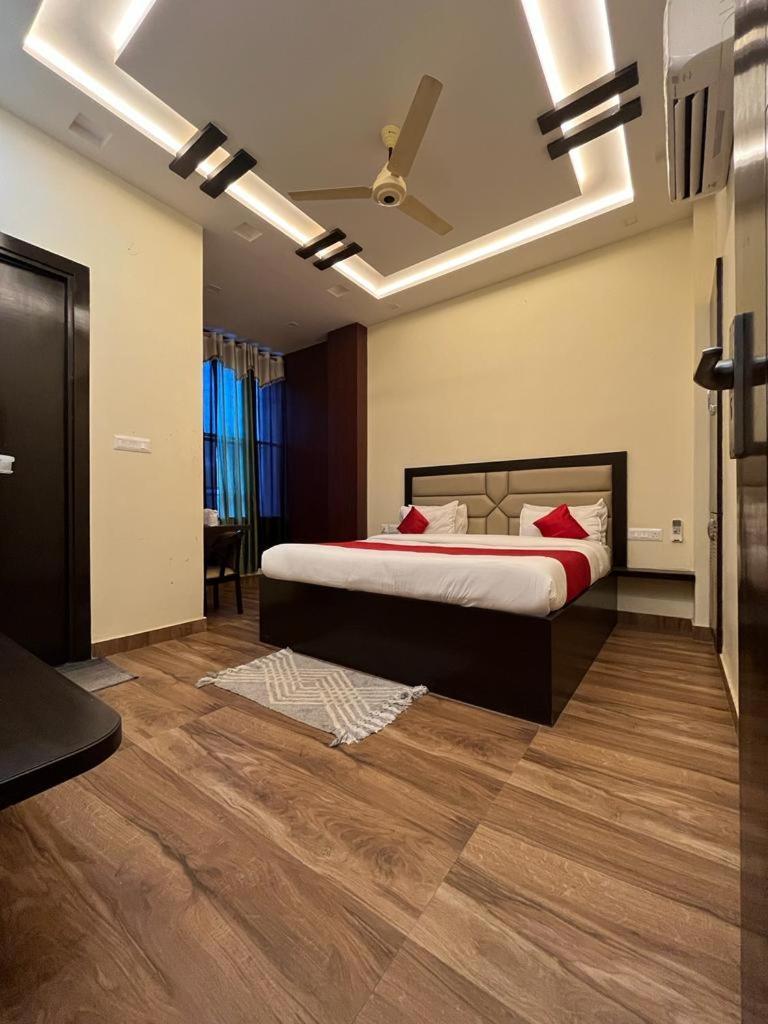 Hotel Mayur Palace Агра Экстерьер фото