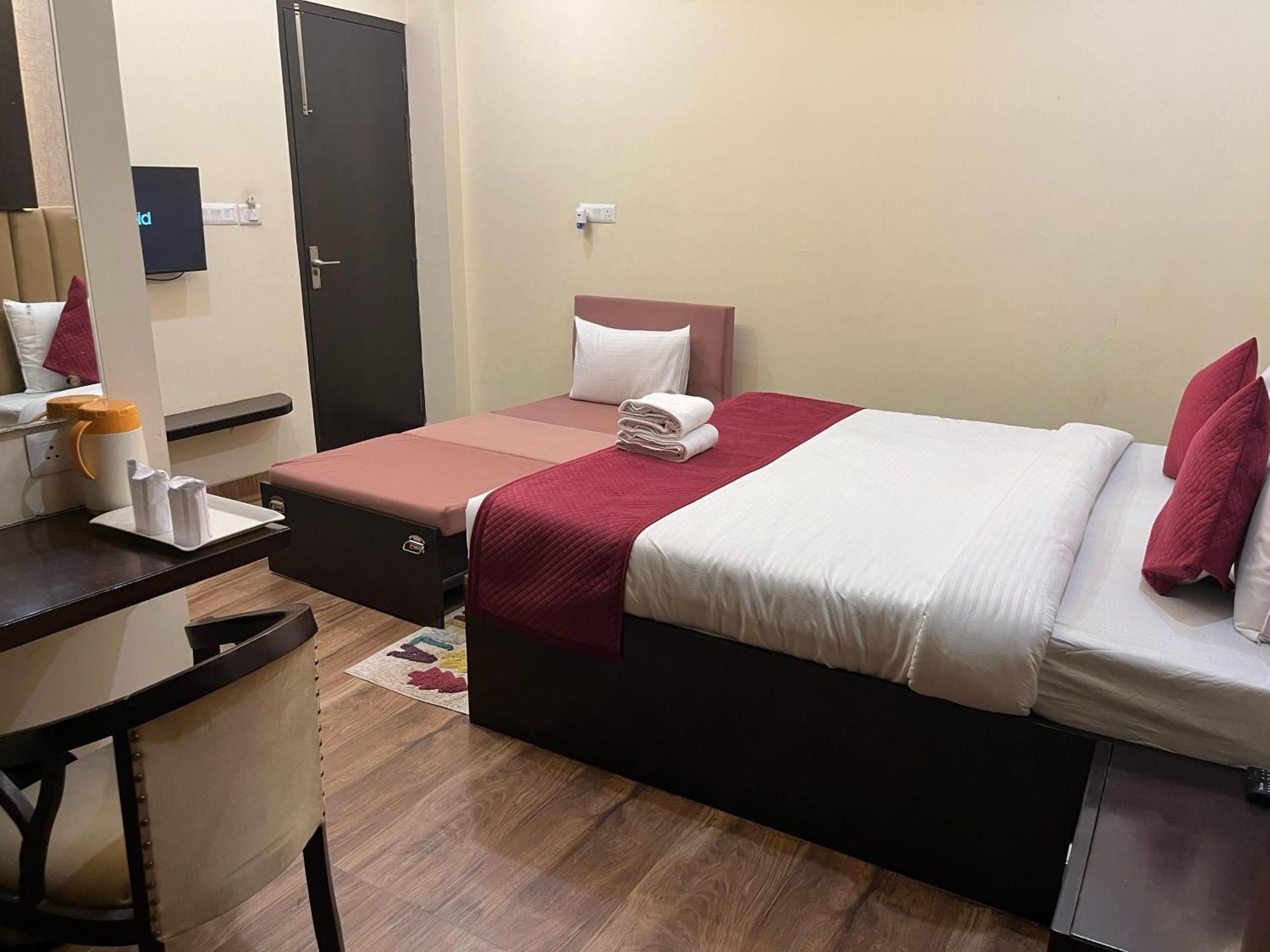 Hotel Mayur Palace Агра Экстерьер фото