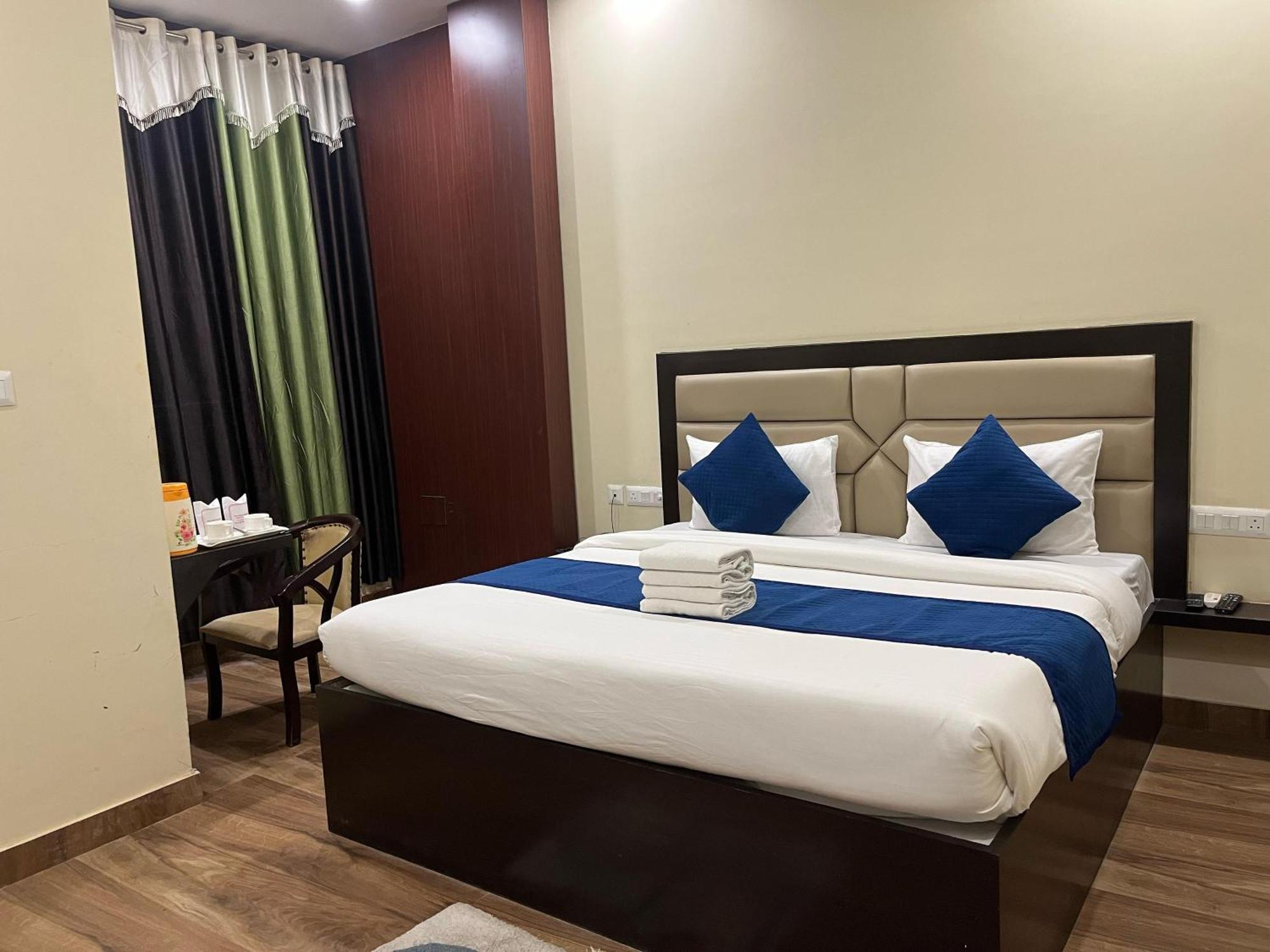 Hotel Mayur Palace Агра Экстерьер фото
